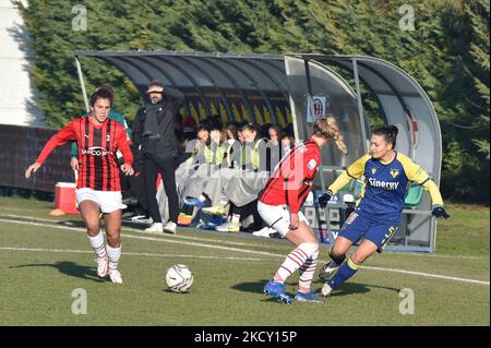 Aurora de Sanctis (Vérone) et Valentina Bergamaschi (Milan) lors du match de football féminin italien Coppa Italia Hellas Verona vs AC Milan sur 17 décembre 2021 au stade Sinergy de Vérone, Italie (photo de Giancarlo Dalla Riva/LiveMedia/NurPhoto) Banque D'Images