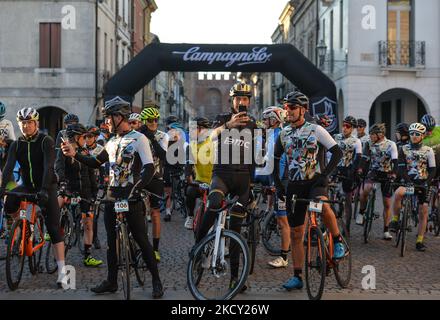 Le premier groupe de coureurs à la ligne de départ avec Alessando Ballan (Centre), un ancien coureur cycliste professionnel italien et 2008 UCI Road Race Champion du monde, prêt pour le trajet avec les Champions - Granfondo VENEtoGO, à partir de Piazza Pierobon, Cittadella. Samedi, 16 octobre 2021, à Cittadella, Vénétie, Italie. (Photo par Artur Widak/NurPhoto) Banque D'Images