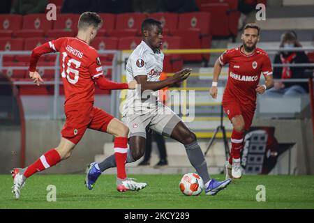 Mohamed Mady Camara #4 de l'Olympiakos avec le ballon pendant le match de l'Europa League entre l'équipe belge de football Royal Antwerp FC et l'équipe grecque de football Olympiacos Pireaus FC, dans le groupe D de la Ligue UEFA Europa. Stade Bosuilstadion à Anvers, Belgique sur 9 décembre 2021 (photo de Nicolas Economou/NurPhoto) Banque D'Images