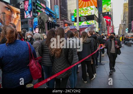 Vue sur les spectacles de Broadway dans le quartier des théâtres de New York. « Certaines des comédies musicales majeures incluent « Hamilton », « Tina - The Tina Turner musical », « Harry Potter and the Cursed Child » et « ai pas trop fier », qui ont toutes fait annuler certains spectacles en raison de cas positifs de COVID. » (Photo de John Nacion/NurPhoto) Banque D'Images