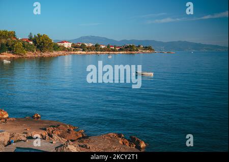 Ville de Malinska front de mer vue aérienne, île de Krk destination touristique en Croatie Banque D'Images