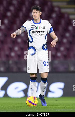 Alessandro Bastoni, du FC Internazionale, regarde pendant la série Un match entre les États-Unis Salernitana 1919 et le FC Internazionale au Stadio Arechi, Salerno, Italie, le 17 décembre 2021. (Photo de Giuseppe Maffia/NurPhoto) Banque D'Images