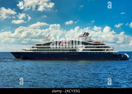 Bateau de croisière de luxe en pleine mer. Banque D'Images