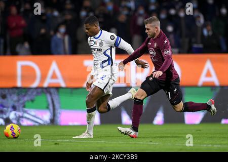 Denzel Dumfries du FC Internazionale et Riccardo Gagliolo des États-Unis Salernitana 1919 se disputent le ballon lors de la série Un match entre les États-Unis Salernitana 1919 et le FC Internazionale au Stadio Arechi, Salerno, Italie, le 17 décembre 2021. (Photo de Giuseppe Maffia/NurPhoto) Banque D'Images