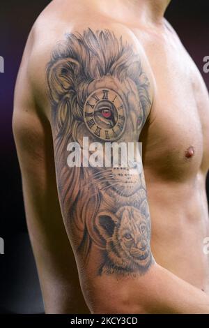 Vue détaillée du tatouage au bras droit de Hakan Calhanoglu du FC Internazionale pendant la série Un match entre les États-Unis Salernitana 1919 et FC Internazionale au Stadio Arechi, Salerno, Italie, le 17 décembre 2021. (Photo de Giuseppe Maffia/NurPhoto) Banque D'Images