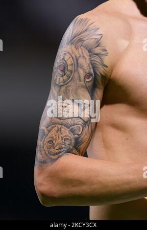 Vue détaillée du tatouage au bras droit de Hakan Calhanoglu du FC Internazionale pendant la série Un match entre les États-Unis Salernitana 1919 et FC Internazionale au Stadio Arechi, Salerno, Italie, le 17 décembre 2021. (Photo de Giuseppe Maffia/NurPhoto) Banque D'Images