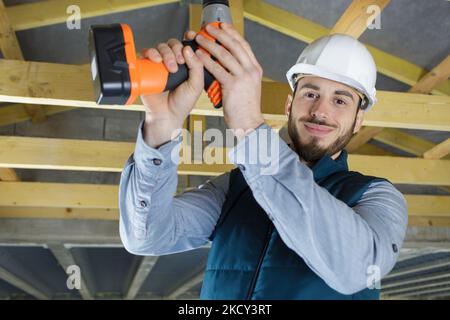 L'installation d'un spot dans la chambre Banque D'Images