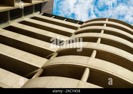 Grand parking sur plusieurs niveaux contre le ciel. Banque D'Images