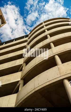 Grand parking sur plusieurs niveaux contre le ciel. Banque D'Images