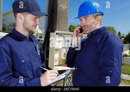 le technicien écrit la lecture du compteur d'électricité sur le presse-papiers Banque D'Images