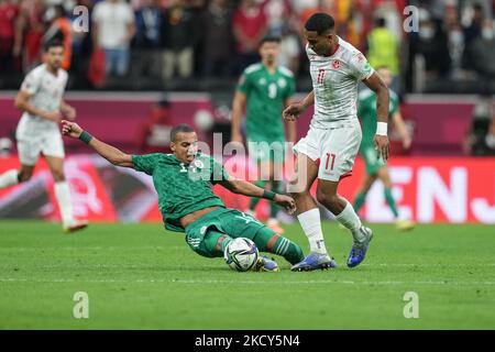 (11) JAZIRI Seifeddine de Tunisie combat pour possession avec (14) BENDEBKA Sofiane de l'Algérie équipe pendant la coupe arabe de la FIFA Qatar 2021 finale match entre la Tunisie et l'Algérie au stade Al Bayt sur 18 décembre 2021 à Al Khor, Qatar. (Photo par Ayman Aref/NurPhoto) Banque D'Images