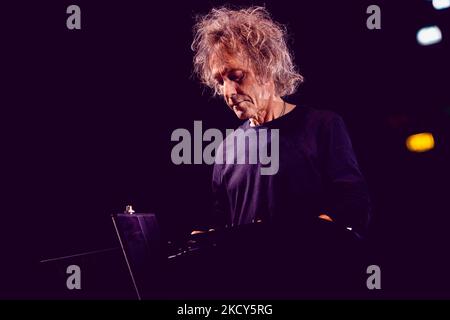 Milan, Italie. 04th novembre 2022. Perry Bamonte du groupe de rock anglais The Cure se produit en direct sur scène au Forum de Mediolanum, à Milan. Crédit : SOPA Images Limited/Alamy Live News Banque D'Images