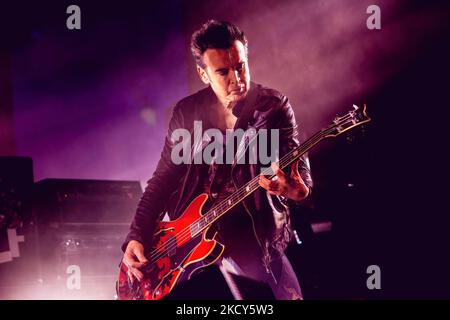 Milan, Italie. 04th novembre 2022. Simon Gallup, du groupe de rock anglais The Cure, se produit en direct sur scène au Forum de Mediolanum, à Milan. Crédit : SOPA Images Limited/Alamy Live News Banque D'Images