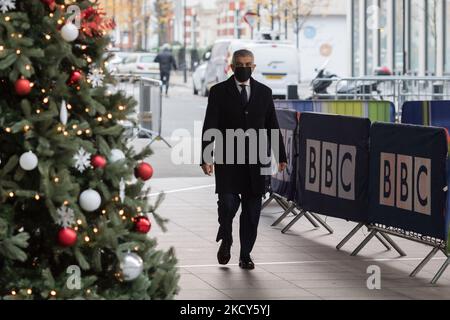 LONDRES, ROYAUME-UNI - 19 DÉCEMBRE 2021: Le maire de Londres Sadiq Khan arrive à la BBC Broadcasting House dans le centre de Londres pour apparaître sur le Andrew Marr Show sur 19 décembre 2021 à Londres, Angleterre. (Photo de Wiktor Szymanowicz/NurPhoto) Banque D'Images