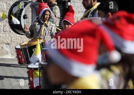 Scouts chrétiens palestiniens lors d'une messe à l'église de la Sainte famille à Gaza 19 décembre 2021. (Photo de Majdi Fathi/NurPhoto) Banque D'Images