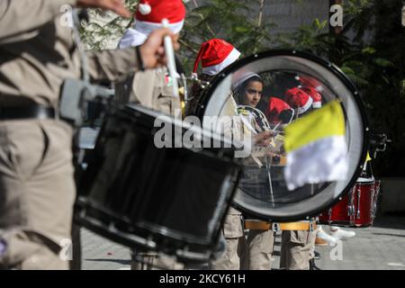 Scouts chrétiens palestiniens lors d'une messe à l'église de la Sainte famille à Gaza 19 décembre 2021. (Photo de Majdi Fathi/NurPhoto) Banque D'Images