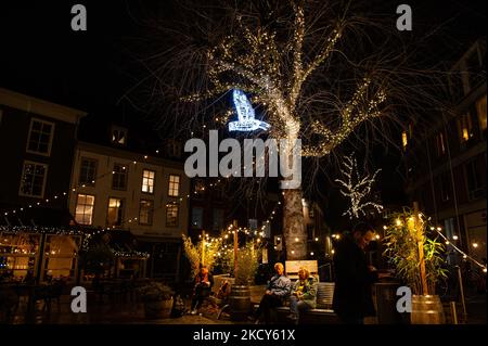 Un hibou enneigé est accroché à un arbre dans le cadre d'une des huit sculptures légères placées dans la ville de Nimègue pour encourager les gens pendant le plus dur confinement imposé le même après-midi, sur 18 décembre, Nimègue. (Photo par Romy Arroyo Fernandez/NurPhoto) Banque D'Images