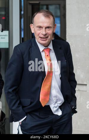 LONDRES, ROYAUME-UNI - 19 DÉCEMBRE 2021 : le présentateur de télévision Andrew Marr quitte la BBC Broadcasting House dans le centre de Londres après avoir présenté son programme politique du dimanche matin pour la dernière fois, après 16 ans dans le rôle, sur 19 décembre 2021 à Londres, en Angleterre. (Photo de Wiktor Szymanowicz/NurPhoto) Banque D'Images