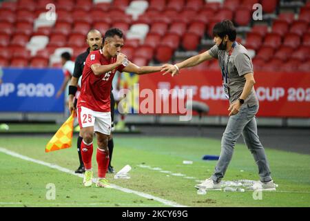 Shin Tae Yong (R), entraîneur-chef de l'Indonésie, félicite Irfan Samaling Kumi après avoir obtenu le deuxième but lors du match du groupe B de la coupe Suzuki AFF 2020 entre la Malaisie et l'Indonésie au stade national de 19 décembre 2021 à Singapour. (Photo de Suhaimi Abdullah/NurPhoto) Banque D'Images