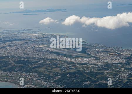 Dans une vue aérienne du centre de l'île d'Okinawa, on voit Futenma, la station aérienne du corps des Marines américains, à Ginowan, sur 12 décembre 2021, à Okinawa, au Japon. Environ 70% de l'ensemble des installations militaires américaines au Japon sont basées dans la préfecture d'Okinawa. (Photo de Jinhee Lee/NurPhoto) Banque D'Images