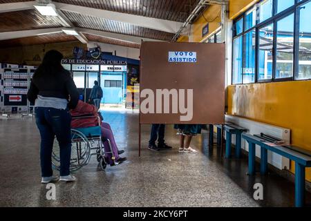 Une femme en fauteuil roulant attend de voter au deuxième tour des élections présidentielles entre les candidats Gabriel Boric et José Antonio Kast à Osorno, au Chili, sur 19 décembre 2021. (Photo de Fernando Lavoz/NurPhoto) Banque D'Images