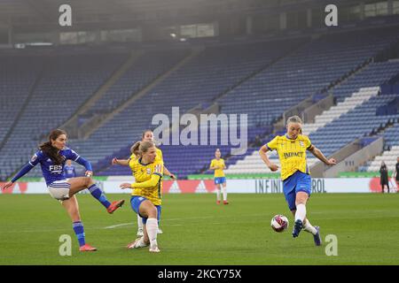 Shannon OBrien de Leicester City tire et leur tir est bloqué par Louise Quinn de Birmingham City lors du match de la Super League féminine de Barclays FA entre Leicester City et Birmingham City au King Power Stadium, Leicester, le dimanche 19th décembre 2021. (Photo de James HolyOak/MI News/NurPhoto) Banque D'Images