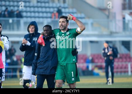 Gianluigi Buffon fête à la fin du match de football de la série B entre les Etats-Unis Alessandria Calcio et Parme Calcio, au Stadio Moccagatta, le 19 décembre 2021 à Alessandria, Italie (photo d'Alberto Gandolfo/NurPhoto) Banque D'Images