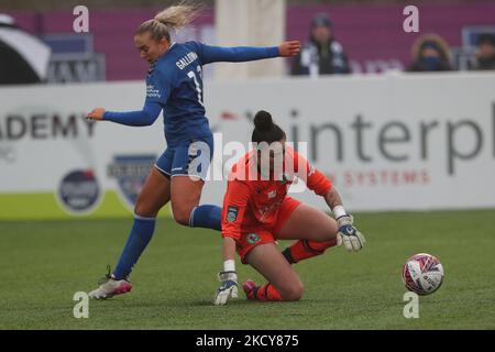 Le Bridget Galloway féminin de Durham en action avec Alex Brooks de Blackburn Rovers lors du match de championnat féminin FA entre Durham Women FC et Blackburn Rovers au château de Maiden, à Durham City, le dimanche 19th décembre 2021. (Photo de Mark Fletcher/MI News/NurPhoto) Banque D'Images