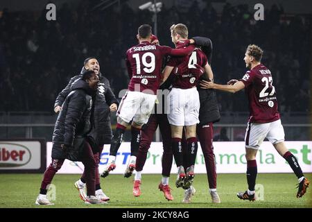 Le milieu de terrain de Turin Tommaso Pobega (4) fête avec l'avant de Turin Antonio Sanabria (19) et le défenseur de Turin Mergim Vojvoda (27) après avoir marquant son but de faire 1-0 pendant la série Un match de football n.18 TURIN - HELLAS VERONA sur 19 décembre 2021 au Stadio Olimpico Grande Torino à Turin, Piémont, Italie. Résultat final: Torino-Hellas Verona 1-0. (Photo de Matteo Bottanelli/NurPhoto) Banque D'Images