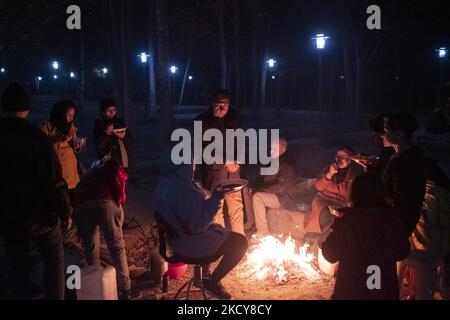 Une famille iranienne s'assoit autour du feu dans un parc près d'une rivière sèche de la Rud de Zayandeh, dans la ville d'Isfahan, à 450 km (281 miles) au sud de Téhéran, la nuit sur 14 décembre 2021. Un porte-parole de l'Université des sciences médicales d'Ispahan a déclaré : « selon la dernière coloration épidémique de la maladie de Covid-19, la métropole d'Ispahan était dans un état bleu (à faible risque), qui est proportionnel à la diminution du nombre de tests coronariens positifs et de personnes hospitalisées. » Selon une nouvelle de l'Agence iranienne de nouvelles des étudiants (ISNA). (Photo de Morteza Nikoubazl/NurPhoto) Banque D'Images