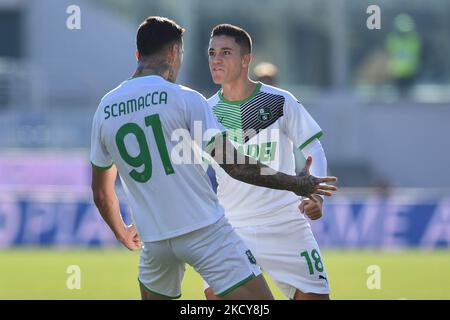 Gianluca Scamacca (Sassuolo) fête après avoir inscrit un but avec Giacomo Raspadori (Sassuolo) pendant le match de football italien série A ACF Fiorentina vs US Sassuolo sur 19 décembre 2021 au stade Artemio Franchi de Florence, Italie (photo de Lisa Guglielmi/LiveMedia/NurPhoto) Banque D'Images