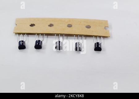 Plusieurs transistors sur fond blanc. Focalisation sélective sur les transistors Banque D'Images