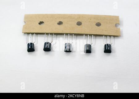 rangée de transistors électroniques isolés sur fond blanc avec espace de copie. transistors à 3 broches isolés. Transistors NPN et PNP isolés Banque D'Images