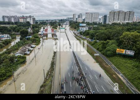 Une vue aérienne de l'autoroute fédérale de Kuala Lumpur à Klang a été coupée en raison des inondations sur 19 décembre 2021. Environ 4 000 000 personnes ont été évacuées de leurs foyers dans six États malaisiens frappés par les inondations, suite à des pluies torrentielles continues depuis vendredi, a déclaré l'Agence nationale de gestion des catastrophes du pays samedi (décembre 18). (Photo par Afif Abd Halim/NurPhoto) Banque D'Images