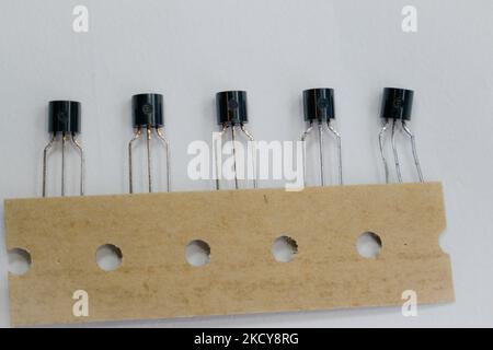 rangée de transistors électroniques isolés sur fond blanc avec espace de copie. transistors à 3 broches isolés. Transistors NPN et PNP isolés Banque D'Images