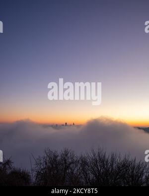 Le brouillard épais qui s'échappe de la rivière Ohio est vu au coucher du soleil sur Cincinnati et le nord du Kentucky. Lundi, 20 décembre 2021, à Cincinnati, Ohio, ÉTATS-UNIS. (Photo de Jason Whitman/NurPhoto) Banque D'Images