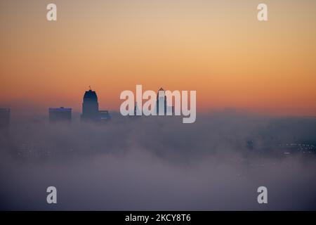 Le brouillard épais qui s'échappe de la rivière Ohio est vu au coucher du soleil sur Cincinnati et le nord du Kentucky. Lundi, 20 décembre 2021, à Cincinnati, Ohio, ÉTATS-UNIS. (Photo de Jason Whitman/NurPhoto) Banque D'Images