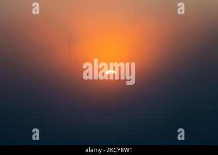 Le brouillard épais qui s'échappe de la rivière Ohio est vu au coucher du soleil sur Cincinnati et le nord du Kentucky. Lundi, 20 décembre 2021, à Cincinnati, Ohio, ÉTATS-UNIS. (Photo de Jason Whitman/NurPhoto) Banque D'Images