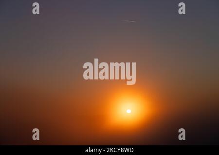 Le brouillard épais qui s'échappe de la rivière Ohio est vu au coucher du soleil sur Cincinnati et le nord du Kentucky. Lundi, 20 décembre 2021, à Cincinnati, Ohio, ÉTATS-UNIS. (Photo de Jason Whitman/NurPhoto) Banque D'Images