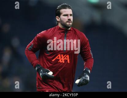 Alisson Becker de Liverpool lors de l'échauffement avant le match lors de la Premier League entre Tottenham Hotspur et Liverpool au stade Tottenham Hotspur , Londres, Angleterre, le 19th décembre 2021 (photo par action Foto Sport/NurPhoto) Banque D'Images