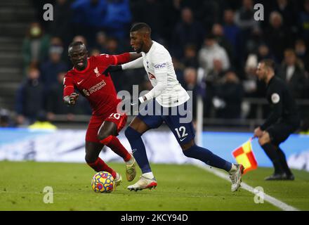 Emerson Royal de Tottenham Hotspur prend le Sadio Mane de Liverpool lors de la Premier League entre Tottenham Hotspur et Liverpool au stade Tottenham Hotspur, Londres, Angleterre, le 19th décembre 2021 (photo d'action Foto Sport/NurPhoto) Banque D'Images