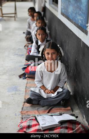 Les filles d'école assis dans une rangée pendant une leçon devant leur école dans le petit village de Sansal, Himachal Pradesh, Inde. (Photo de Creative Touch Imaging Ltd./NurPhoto) Banque D'Images