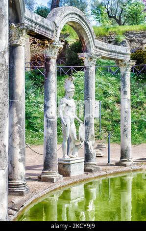 Statue grecque d'Arès surplombant la piscine antique appelé Canopus, l'intérieur de Villa Adriana (la Villa d'Hadrien), Tivoli, Italie Banque D'Images