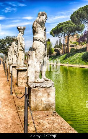 Statues de la piscine surplombant l'ancienne Caryatides Canopus appelé à la Villa Adriana (la Villa d'Hadrien), Tivoli, Italie Banque D'Images