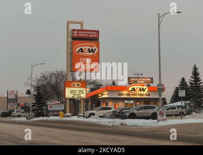 Restaurant rapide AandW sur Calgary Trail à Edmonton. Le mardi 20 octobre 2021, à Edmonton, Alberta, Canada. (Photo par Artur Widak/NurPhoto) Banque D'Images