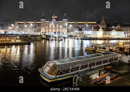 Amsterdam Centraal la gare principale de la ville. Rues d'Amsterdam le premier jour de l'écluse soudaine dans la capitale néerlandaise avec des bateaux d'excursion garés sur le canal car ils ne fonctionnent pas en raison des mesures d'écluse. La première nation européenne déclare un verrouillage complet pour lutter contre la nouvelle variante d'Omicron qui s'intensifie, les pays-Bas se bloque après que le gouvernement a ordonné la fermeture de tous les magasins, cafés, restaurants, bars, salles de sport, Écoles, lieux sportifs, lieux culturels et autres à partir du dimanche et pendant 4 semaines afin d'empêcher la propagation de la mutation Omicron de Covid- Banque D'Images