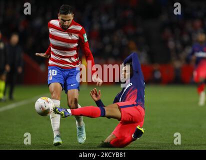 Antonio Puertas, de Grenade CF et Renan Lodi, de l'Atlético de Madrid réagit pendant le match de la Liga entre Grenade CF et Atlético de Madrid au stade Nuevo Los Carmenes sur 22 décembre 2021 à Grenade, Espagne. (Photo par Álex Cámara/NurPhoto) Banque D'Images
