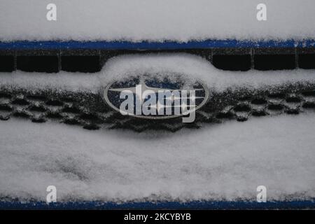 Logo Subaru vu sur une voiture Subaru garée au centre-ville d'Edmonton. Mercredi, 22 décembre 2021, à Edmonton, en Alberta, Canada. (Photo par Artur Widak/NurPhoto) Banque D'Images