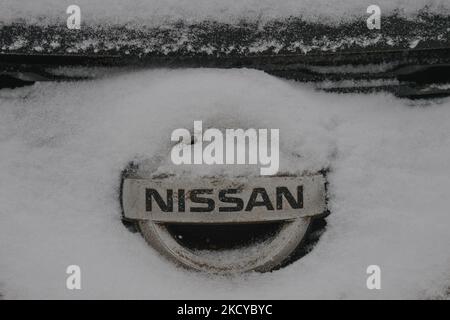 Le logo Nissan est visible sur une voiture Nissan garée au centre-ville d'Edmonton. Mercredi, 22 décembre 2021, à Edmonton, en Alberta, Canada. (Photo par Artur Widak/NurPhoto) Banque D'Images