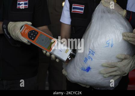 Le Département des douanes thaïlandaises montre le résultat des essais de machines lorsqu'il a saisi 897 kilogrammes de méthamphétamine en cristal d'une valeur de 116 millions de baht thaïlandais (environ 3,44 millions de dollars américains ou 3,04 millions d'euros) après que les douanes thaïlandaises ont intercepté des colis dirigés vers l'Australie, à Bangkok, en Thaïlande, le 23 décembre 2021. (Photo par Anusak Laowilas/NurPhoto) Banque D'Images